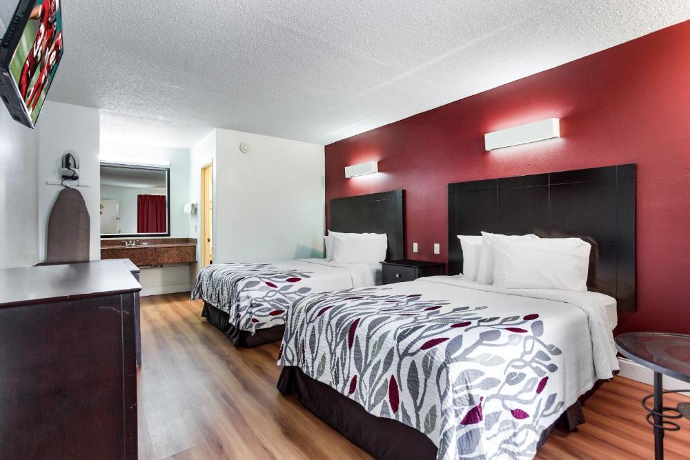 Deluxe Double Room with Two Double Beds - Disability Access/Smoking interior